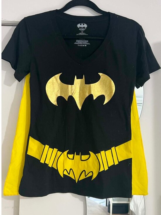 Tops - Batman t-shirt with detachable cape, M